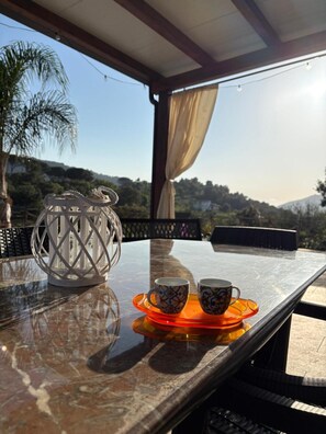 Outdoor dining - Casa Villa Aury — Cefalù, green oasis steps from the sea (Cefalù)
