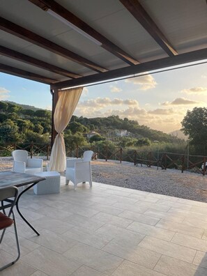 Outdoor dining - Casa Villa Aury — Cefalù, green oasis steps from the sea (Cefalù)