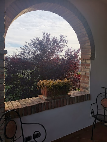Unterkunftsgelände. Ferienhaus in der Villa Pandolfina mit privater Terrasse, Gemeinschaftsgarten und Klimaanlage