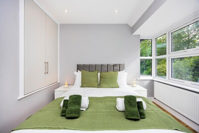 Spacious & Private Home|Prime West London|Seconds From Central Line Station