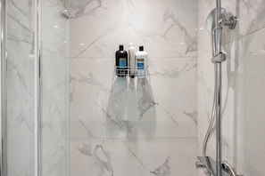 Haartrockner, Handtücher, Seife, Toilettenpapier