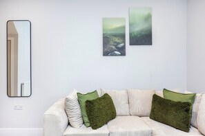Living area - Spacious & Private Home|Prime West London|Seconds From Central Line Station (London)