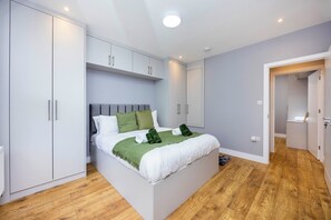 Room - Spacious & Private Home|Prime West London|Seconds From Central Line Station (London)