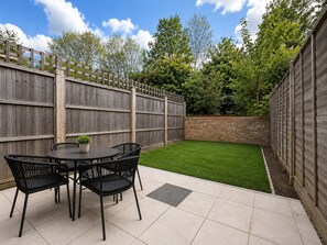 Outdoor dining - Spacious & Private Home|Prime West London|Seconds From Central Line Station (London)