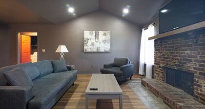 The Greyline Getaway- 3B2Bth with Fenced Backyard