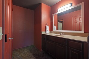 Hair dryer, towels - The Greyline Getaway- 3B2Bth with Fenced Backyard (Tulsa)
