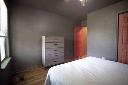 The Greyline Getaway- 3B2Bth with Fenced Backyard