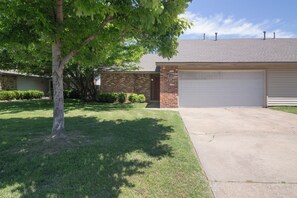 Exterior - The Greyline Getaway- 3B2Bth with Fenced Backyard (Tulsa)