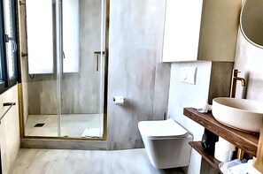Doppia Deluxe | Bagno | Doccia, set di cortesia gratuito, asciugacapelli, asciugamani