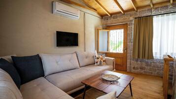 Family Duplex, Courtyard View | Living area