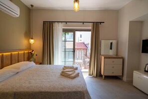 Room, Courtyard View | Meja, ruang kerja komputer riba, langsir/tirai gelap terus 