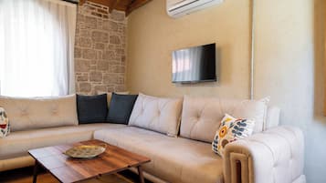Family Duplex, Courtyard View | Living area