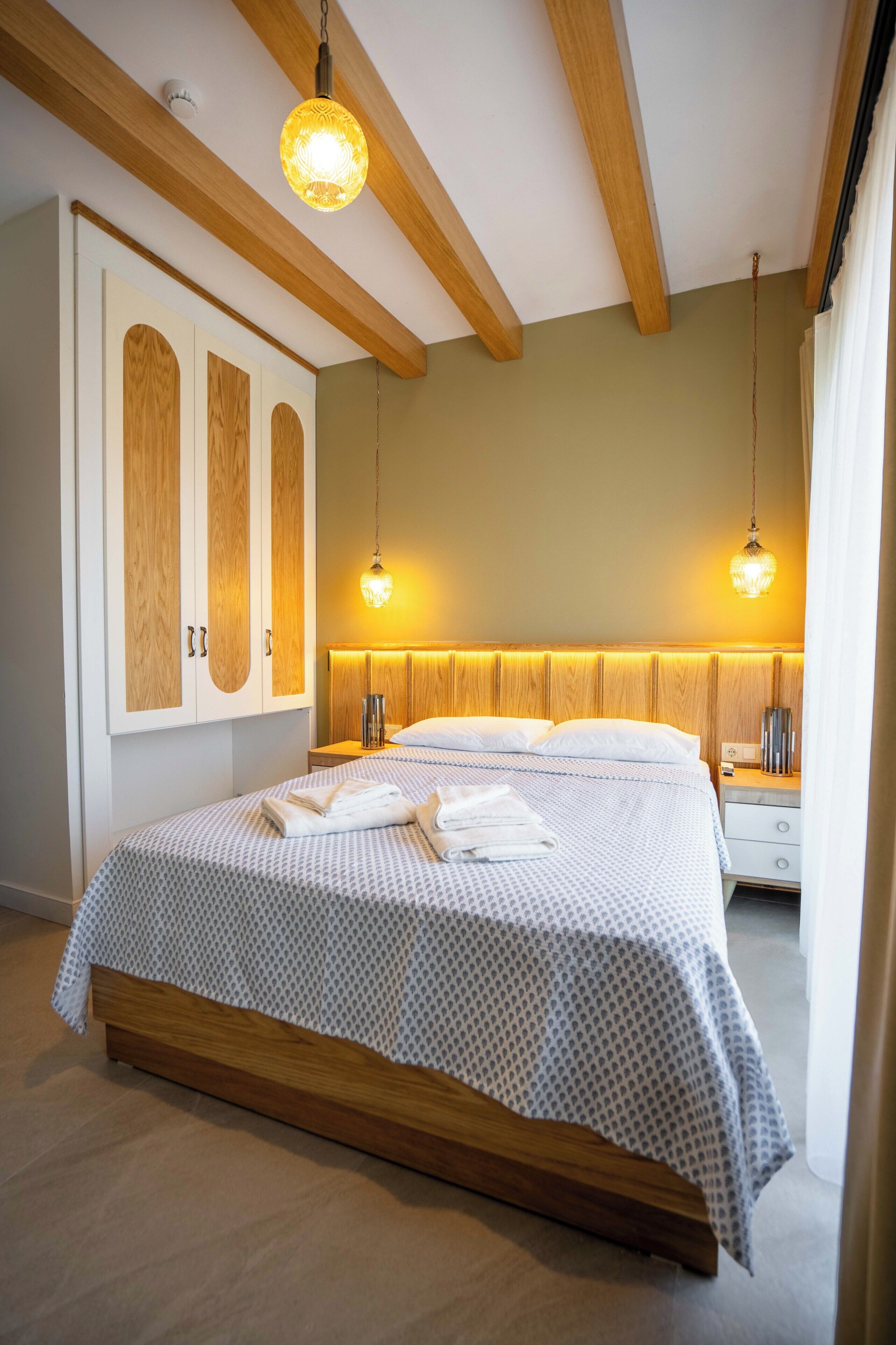 Superior Room, Sea View | Desk, laptop workspace, blackout curtains, iron/ironing board