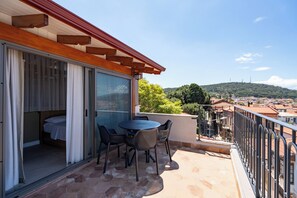 Familien-Suite, Balkon, Meerblick | Speisen im Freien