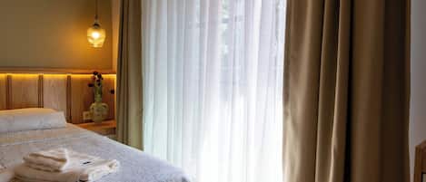 Escritorio, espacio para trabajar con laptop y cortinas blackout