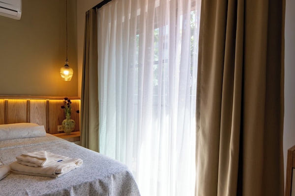 Room, Courtyard View | Meja, ruang kerja komputer riba, langsir/tirai gelap terus