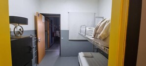Basic Double or Twin Room | Free WiFi, wheelchair access - SEVILLE YOUR WAY HOSTAL (Seville)