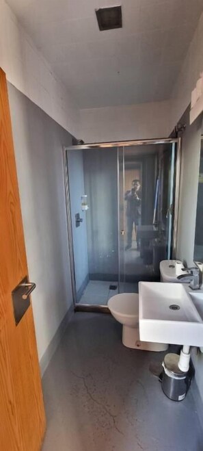 Bathroom - SEVILLE YOUR WAY HOSTAL (SEVILLA)