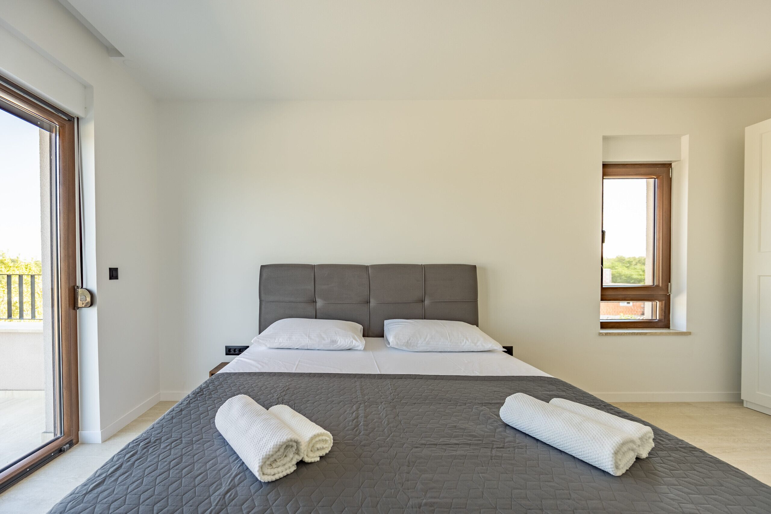 4 chambres, lits bébé (gratuits), draps fournis