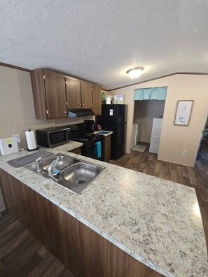 Private kitchen - Relaxing retreat in the woods, close to manatees, springs and lake. (Crystal River)