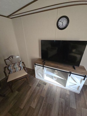 Interior - Relaxing retreat in the woods, close to manatees, springs and lake. (Crystal River)