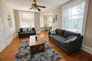 TV - Castle Living in Elkins Park 1BR (Melrose Park)