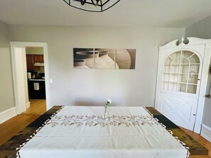 Iron/ironing board, free WiFi, bed sheets - Castle Living in Elkins Park 1BR (Melrose Park)