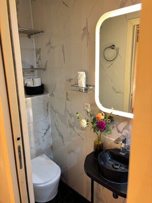 Shower, hair dryer, towels, soap - Heart of Saint-Germain Cozy 2BR for 5 Aldaro (Paris)