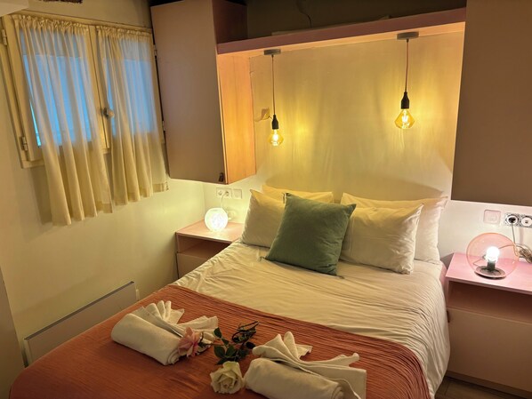 Internet, bed sheets - Heart of Saint-Germain Cozy 2BR for 5 Aldaro (Paris)