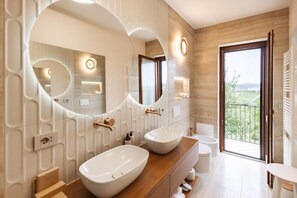 Luksus-lejlighed - balkon - udsigt til have | Badeværelse | Bruser, gratis toiletartikler, hjemmesko, Sæbe