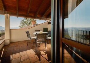 Villa - balkon - udsigt til have | Udendørs spisemuligheder