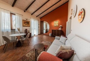 Deluxe Apartment, Patio, Garden View | Living area