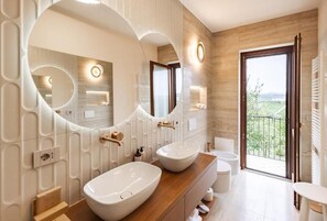 Luxury Apartment, Balcony, Garden View | Bathroom | Shower, free toiletries, slippers, soap - Casa Nizza Doro (Piemonte)
