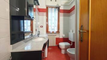 Dusche, Haartrockner, Bidet, Handtücher