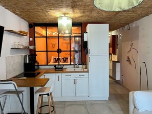 A compact kitchen with a central island, a coffee machine, and a sink. - Cosy apartment 200m from Penon beach (Seignosse)