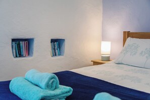 Room - Characterful rural barn conversion on footpath to wild coastline (Penzance)