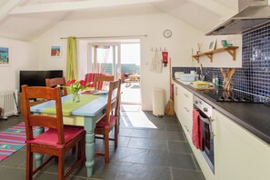 Private kitchen - Characterful rural barn conversion on footpath to wild coastline (Penzance)
