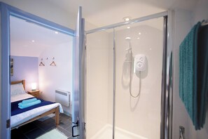 Bathroom - Characterful rural barn conversion on footpath to wild coastline (Penzance)