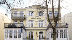A yellow building with the name 'Villa Kaethe' and the number '911' on the facade.
