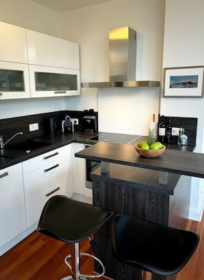 Coffee/tea maker, fridge, stovetop, dishwasher - Captain's apartment Villa Kaethe Kurpark (Rostock)