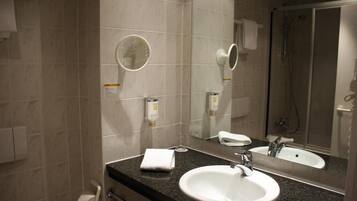 Standard-Einzelzimmer, Gartenblick | Badezimmer | HandtĂŒcher, Seife, Shampoo, Toilettenpapier