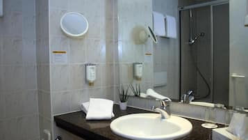 Toallas, jabón, shampoo, papel higiénico