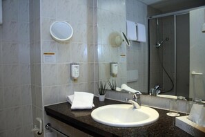 Khăn tắm, xà phòng, dầu gội, giấy vệ sinh 