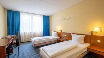 Standard-Doppel- oder -Zweibettzimmer | Schreibtisch, laptopgeeigneter Arbeitsplatz
