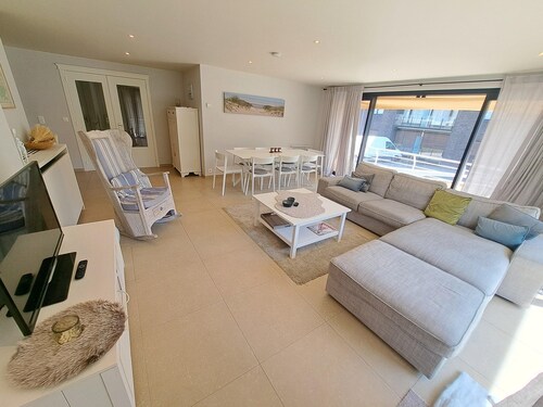 Spacious Family Stay Near the Beach