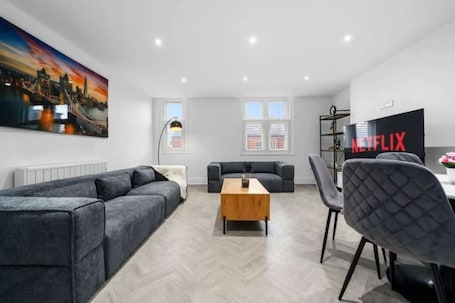Fernseher, Arbeitsbereiche. Central Modern Chique Apartment