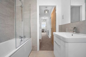 Shower, hair dryer, shampoo - Modern Stylish Home: Manchester (Worsley)