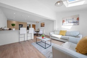 TV, offices - Modern Stylish Home: Manchester (Worsley)