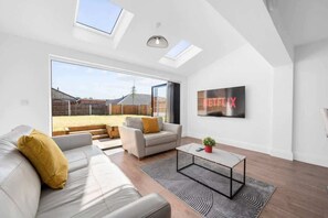 TV, offices - Modern Stylish Home: Manchester (Worsley)