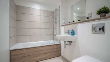 Shower, shampoo